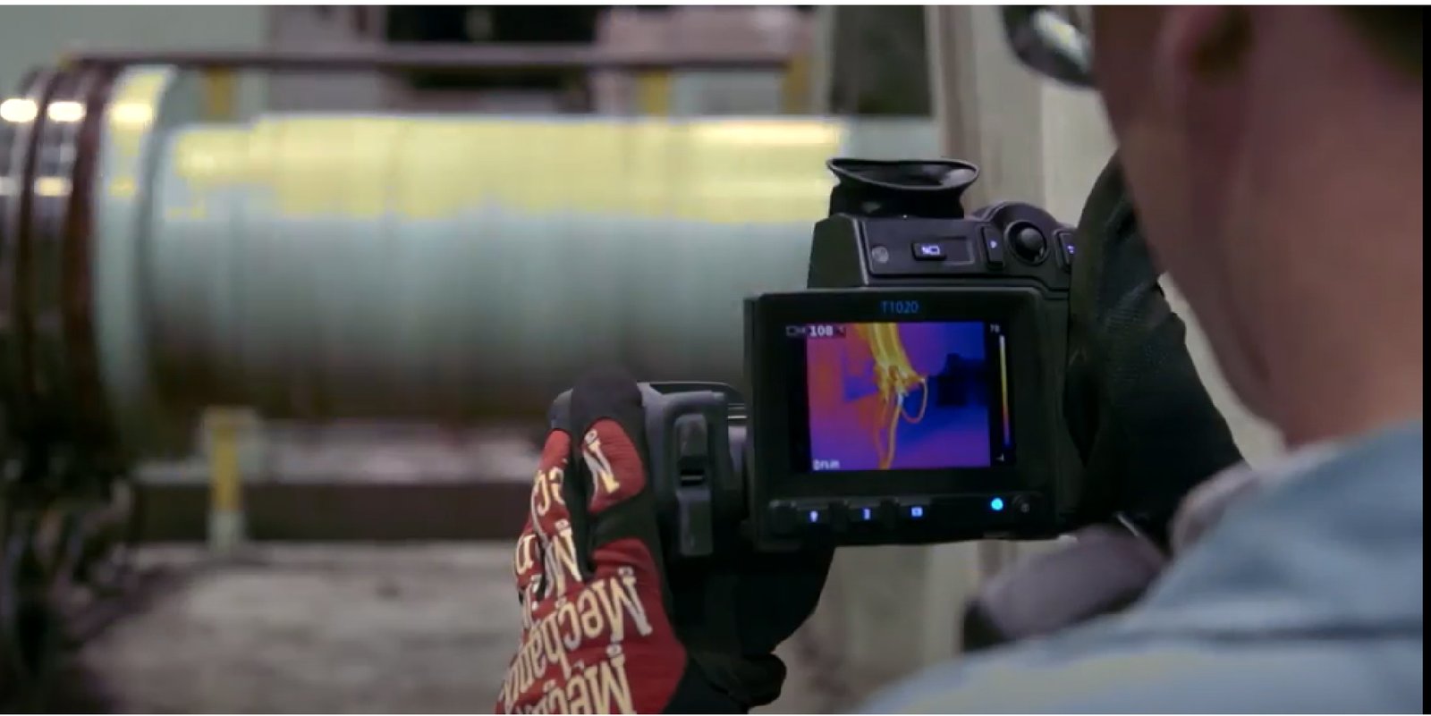 Camara con inspección térmica de un motor en funcionamiento